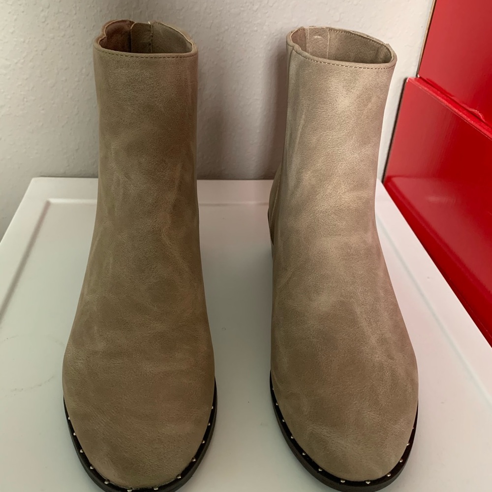 Women’s beige booties by Treasure and Bond